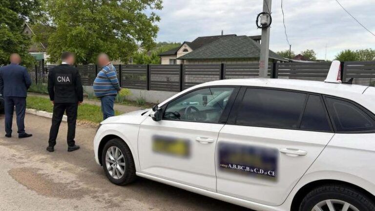 350 de euro pentru un permis de conducere, la Căușeni. 30 de persoane sub lupa ofițerilor CNA