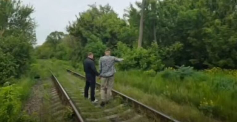 (video) Furturi din locomotive la Bălți. Doi tineri reținuți în flagrant