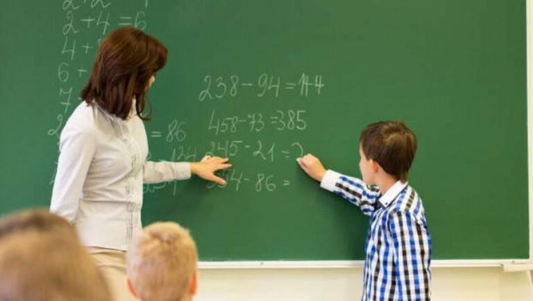 Deficitul de profesori rămâne o problemă: MEC vine cu noi soluții