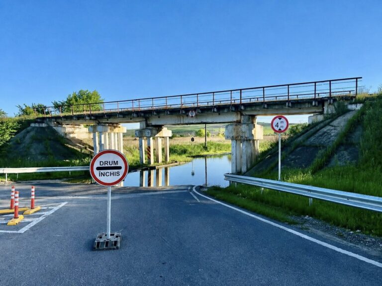Pod inundat la Strășeni: circulația rutieră, suspendată pe un sector de drum