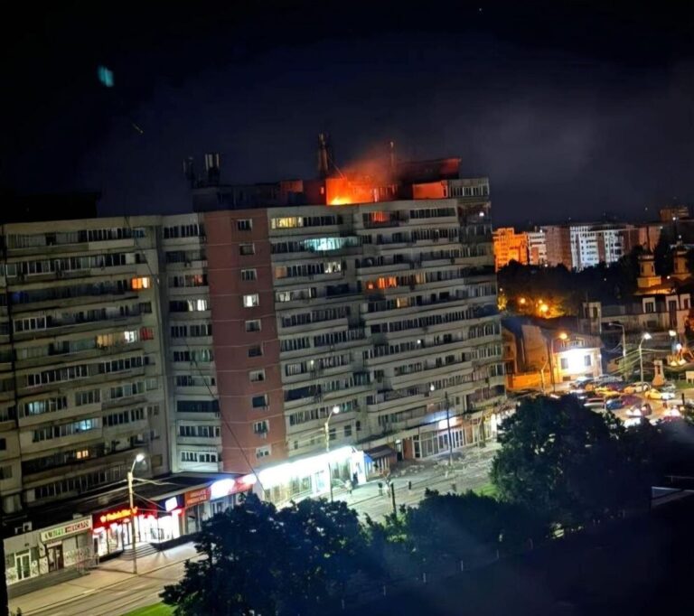 Dronă prăbușită pe un bloc din Galați: explozie, incendiu și zeci de persoane evacuate