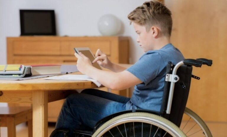 Peste 13.000 de copii cu dizabilități vor primi ajutor anual din partea statului