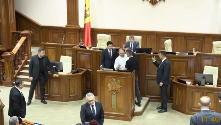 Scandal la Parlament: Primarul Ion Ceban scos din instituție de către Serviciul de Protecție și Pază de Stat