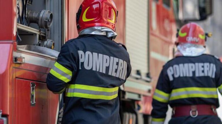 O casă de locuit din sectorul Botanica în flăcări. Patru echipaje de pompieri au intervenit
