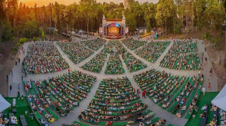 Stagiunea de vară se deschide oficial la Teatrul Verde. Zeci de artiști vor urca pe scenă. Accesul va fi liber