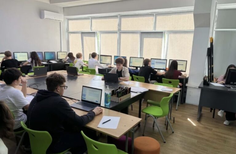 Aproximativ 1.500 de elevi participă astăzi la testarea națională a competențelor digitale