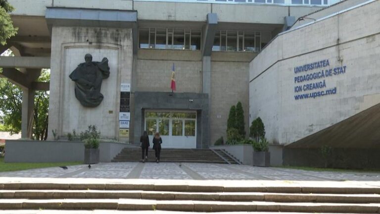 Cei care vor să devină profesori trebuie să aibă nota medie de minim 7. Noi reguli de admitere la facultate