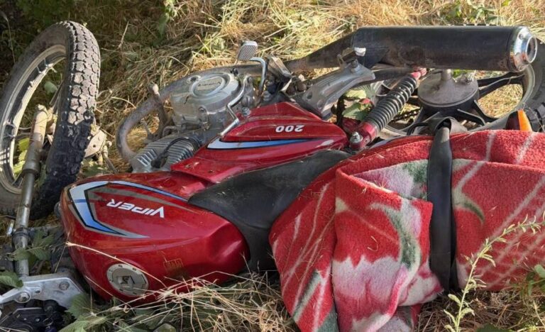 Tragedie la Vulcănești. Trei persoane pe o singură motocicletă s-au izbit într-un copac