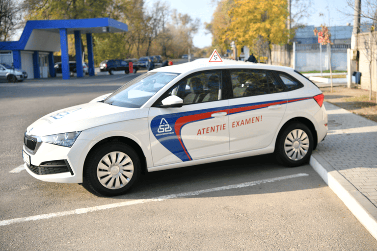 Candidații care vor permis de conducere pot solicita prezența instructorului auto în timpul examenului