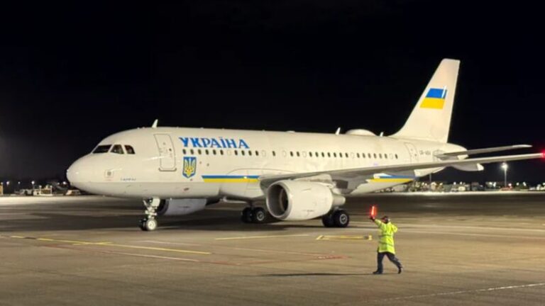 Volodimir Zelenski, a călătorit duminică spre Marea Britanie tranzitând Aeroportul Chișinău: „Mulțumesc Republicii Moldova pentru ospitalitate”