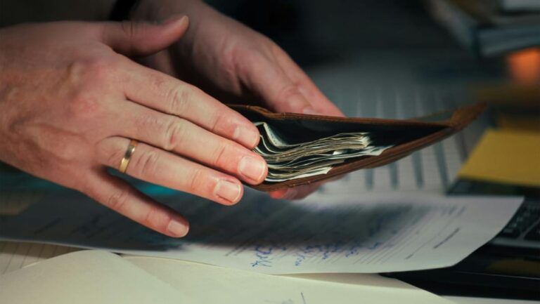 Moldovenii pot verifica salariul după reforma fiscală propusă pentru 2027. A fost lansat calculatorul online