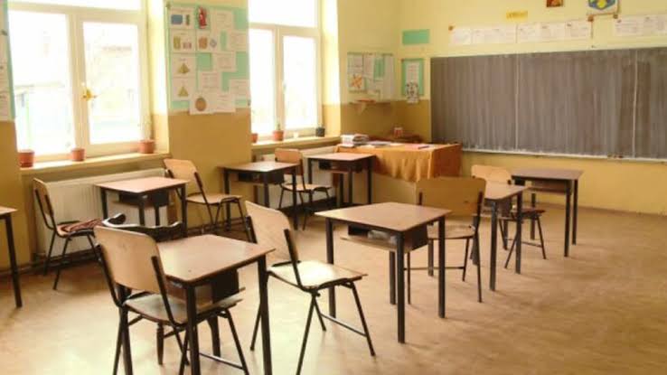 Școli închise din cauza numărului mic de elevi: părinții sunt îngrijorați
