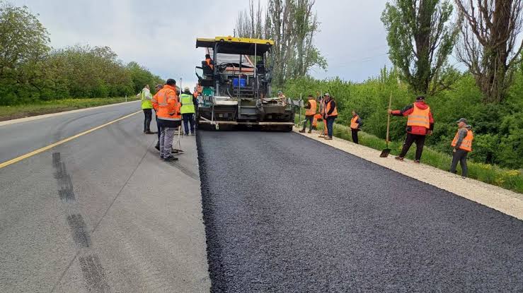 Drumurile Moldovei, afectate de scumpiri: companiile de construcții rutiere cer revizuirea contractelor