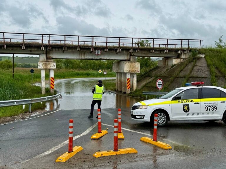 Trafic blocat în raionul Strășeni: carosabil inundat în zona podului Negrești