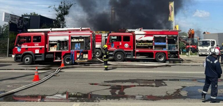Incendiul la depozitul de pe str. Lunca Bâcului stins abia la ora 07:30. Circa 90 de pompieri au fost implicați