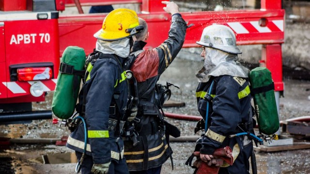 Incendiu la Botanica. Pompierii au evacuat de urgență un bărbat intoxicat