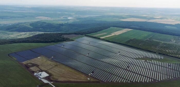 Pentru prima dată, instalațiile fotovoltaice au depășit parcurile eoliene la energie regenerabilă