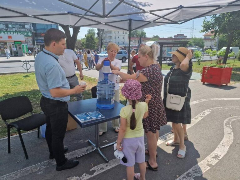 Unde în Chișinău și Bălți pot fi găsite corturile anticaniculă. Populația se poate hidrata și solicita ajutor