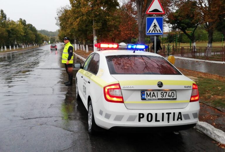 Atenționare pentru șoferi și pietoni: Poliția recomandă prudență din cauza vremii rele