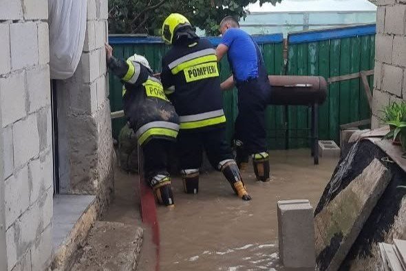 Ploile fac prăpăd în raionul Telenești. Salvatorii intervin pentru evacuări și tractări de mașini