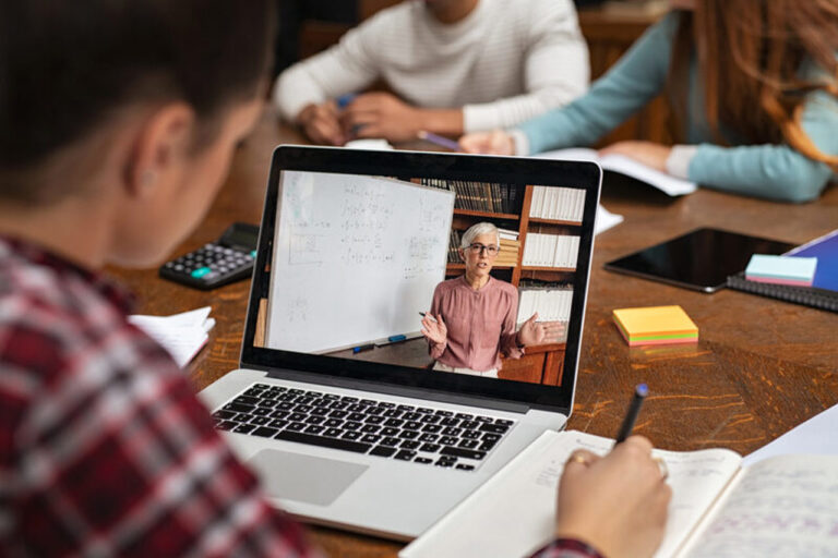 Tot mai multe universități din Moldova dezvoltă programe de studii la distanță