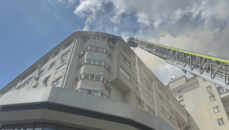 (foto) Incendiu în Chișinău: Zece autospeciale și 37 de pompieri implicați la stingerea focului