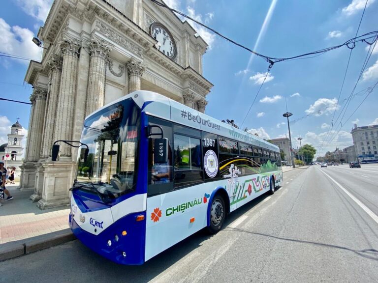 Plimbările cu troleibuzul turistic continuă în fiecare sâmbătă și duminică