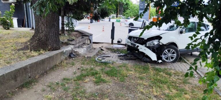 Un bărbat a murit la volan în Chișinău. Mașina s-a proiectat într-un copac