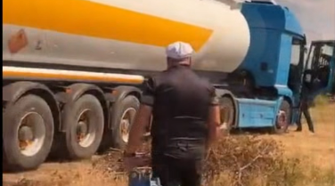 (video) Zeci de butoaie cu tone de alcool din stânga Nistrului descoperite de polițiști