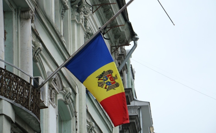 Cetățenii Moldovei aflați peste hotare nu vor putea depune, timp de o lună, cereri pentru servicii la ambasade și consulate