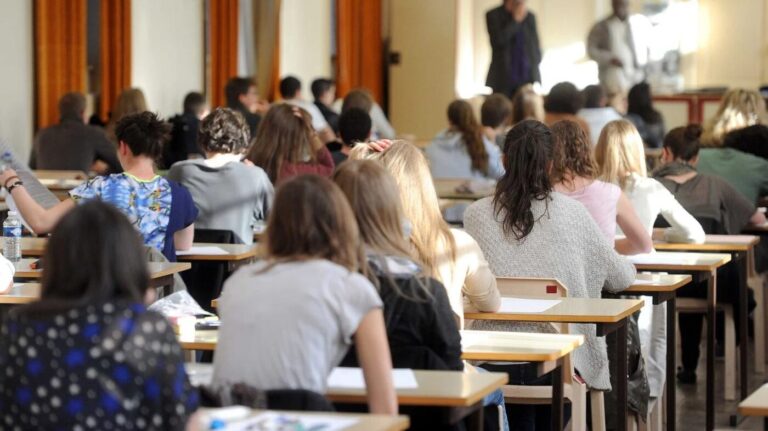 Zeci de elevi eliminați de la sesiunea suplimentară a examenelor de gimnaziu. La ce materie se copie cel mai des
