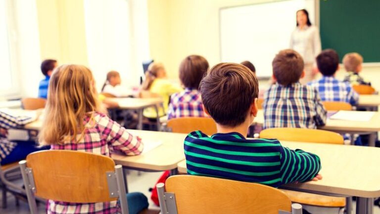 Modificare MEC: Din 1 septembrie 2026, elevii din clasa a IV-a vor primi note la disciplinele de examen