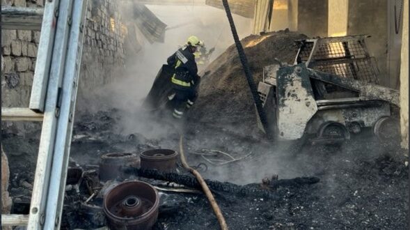 (foto) Incendiu de proporții la Sângerei. Depozit de producere a brichetelor a luat foc