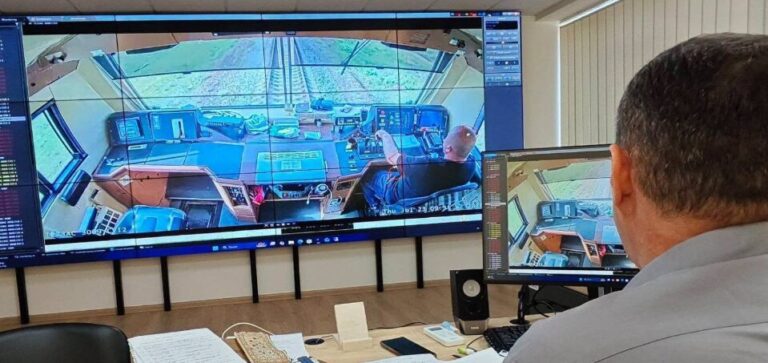 (foto) Premieră la CFM: A fost pus în circulație un tren marfar cu un sigur mecanic