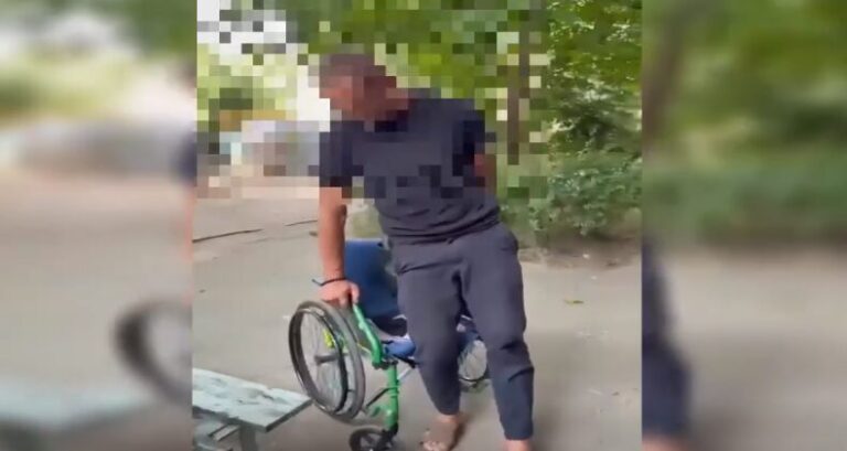(video) Miracol la Chișinău. Poliția a „lecuit” două persoane cu dizabilități, în plină stradă