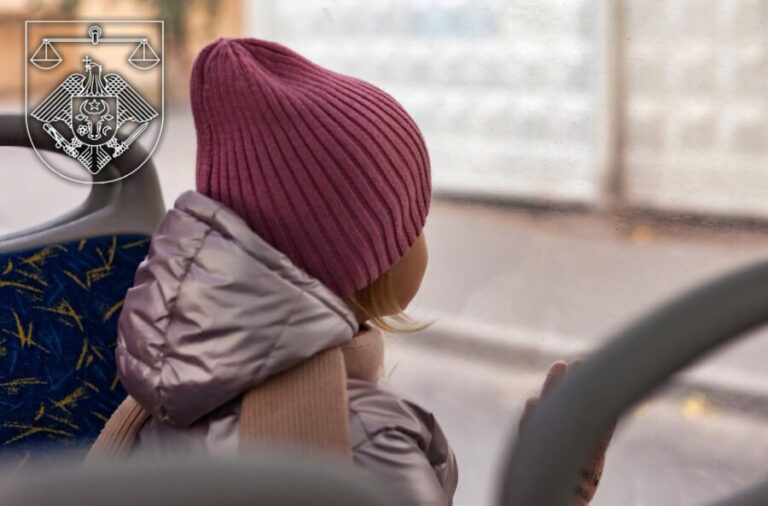 Caz șocant în Moldova! O mamă a permis unui pensionar să întrețină relații sexuale cu fiica sa de 6 ani