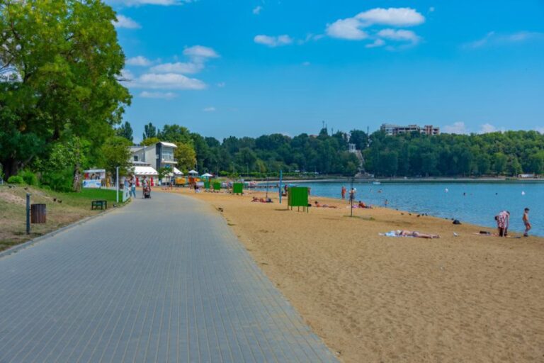 Reguli noi pentru zonele de scăldat. Guvernul a aprobat Regulamentul sanitar