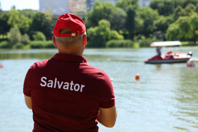 Minor salvat contracronometru de la înec din lacul „Valea Trandafirilor”