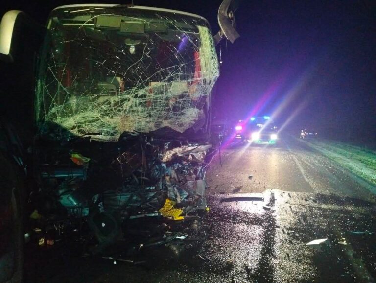(foto) Grav accident nocturn pe R-6. Două persoane au decedat, iar alte trei la spital. Impact între un autocar de rută și o mașină