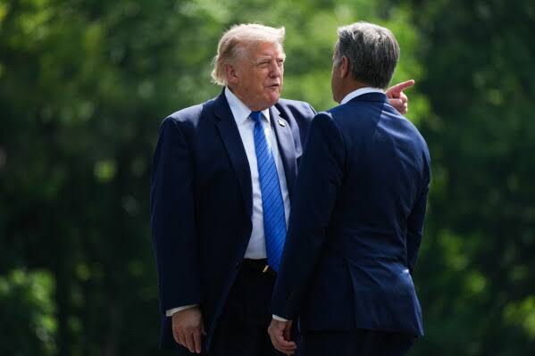 Donald Trump l-a trimis personal pe directorul CIA la Moscova pentru negocieri de pace