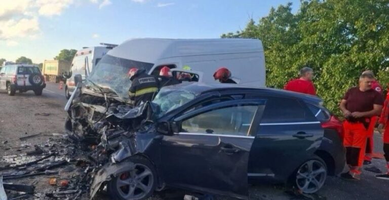 Tragedie pe traseul Bălți-Briceni. Șoferița unui microbuz a decedat în urma unui grav accident