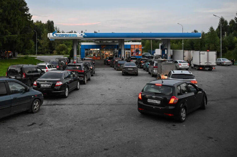 Rușii care se plâng de lipsa combustibilului în benzinării au început să fie arestați