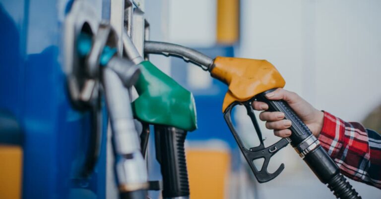 Motorina se ieftinește simțitor. Noi prețuri la carburanți pentru următoarele trei zile
