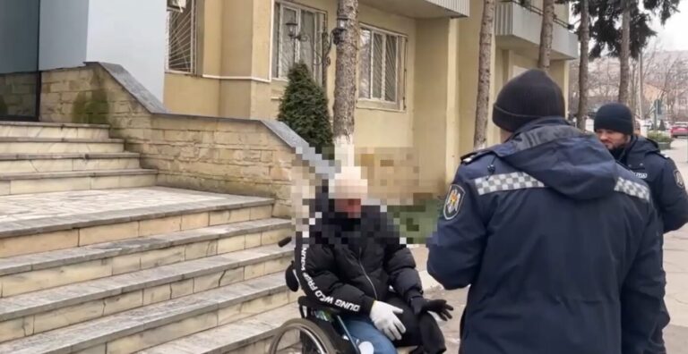 Miracol la Chișinău! Doi bărbați cu dizabilități au fost „vindecați” de polițiști