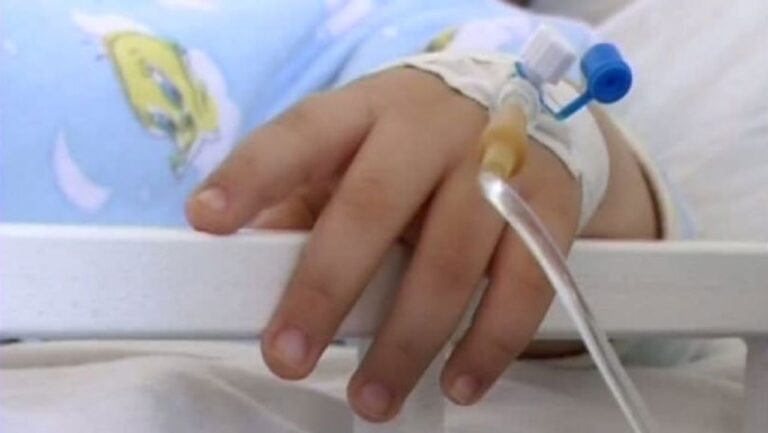 O fetiță de doi ani a ajuns de urgență la spital după ce a băut înălbitor