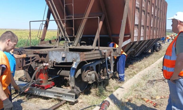 (foto) Un tren care se deplasa spre Giurgiulești a deraiat de pe șine, la Chircani. Șapte vagoane au fost afectate
