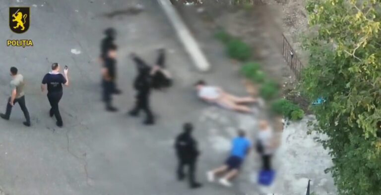(video) Membrii grupării „Kitaeț” puși la pământ de mascați în cimitirul din Bălți