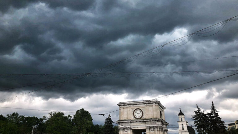 /METEO/ Diferența de zece grade între nord și sud. Ploi cu descărcări electrice în unele regiuni. Prognoza pentru marți