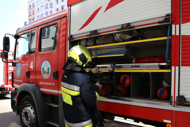 Incendiu pe strada Mesager. Două echipaje de pompieri la fața locului