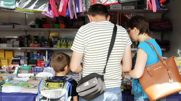 Primăria organizează târguri școlare în toate sectoarele. Adresele exacte unde sunt invitați părinții